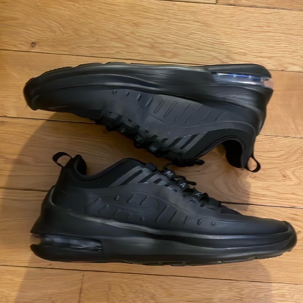 Women’s Nike air axis size 9